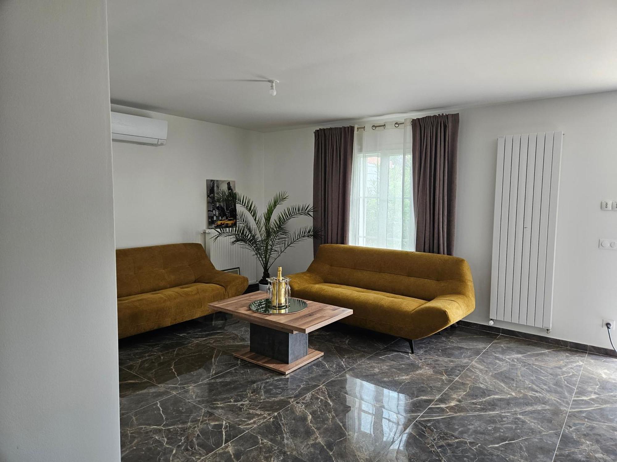 Paray- Orly - Parking Prive Villa